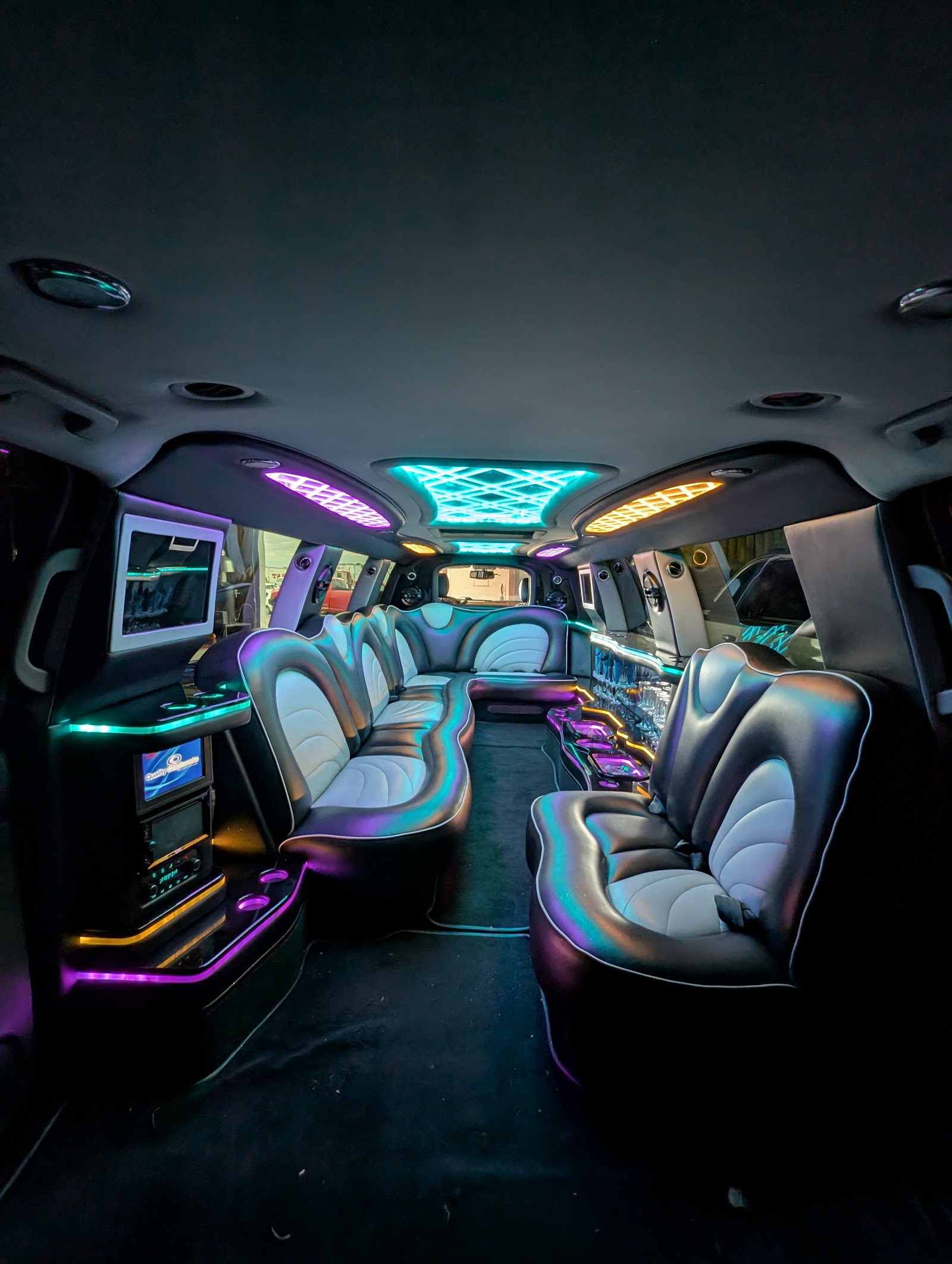 Discount Luxury Limousines & Party Bus